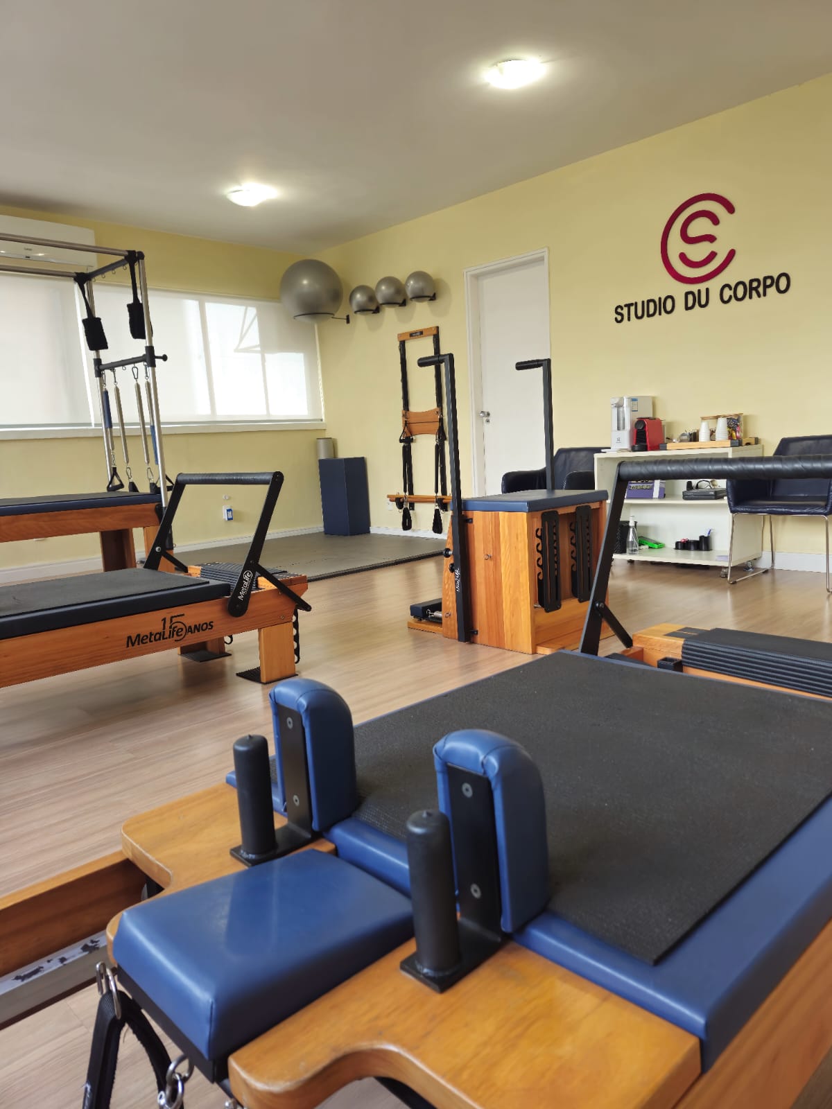 Ambiente amplo e iluminado com aparelhos de pilates
